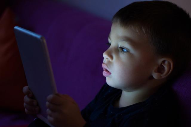 Deca koja koriste smartfone i tablete spavaju kraæe